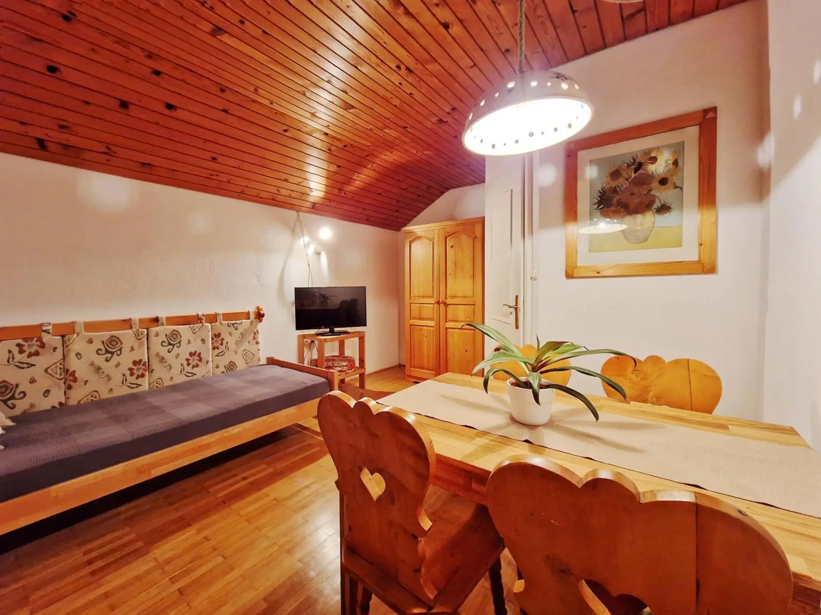 Double bedroom of The Karavanks with a small seating corner