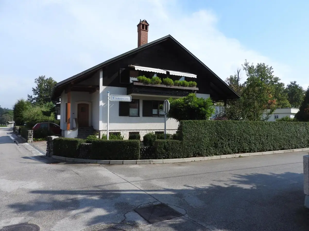 Guest House Vera seen from the street, garden in front