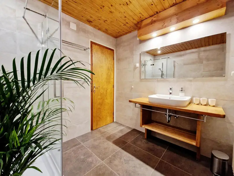 Washbasin and mirror in The Karavanks bathroom
